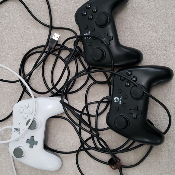 Used Nintendo Switch - Picture 5 of 10